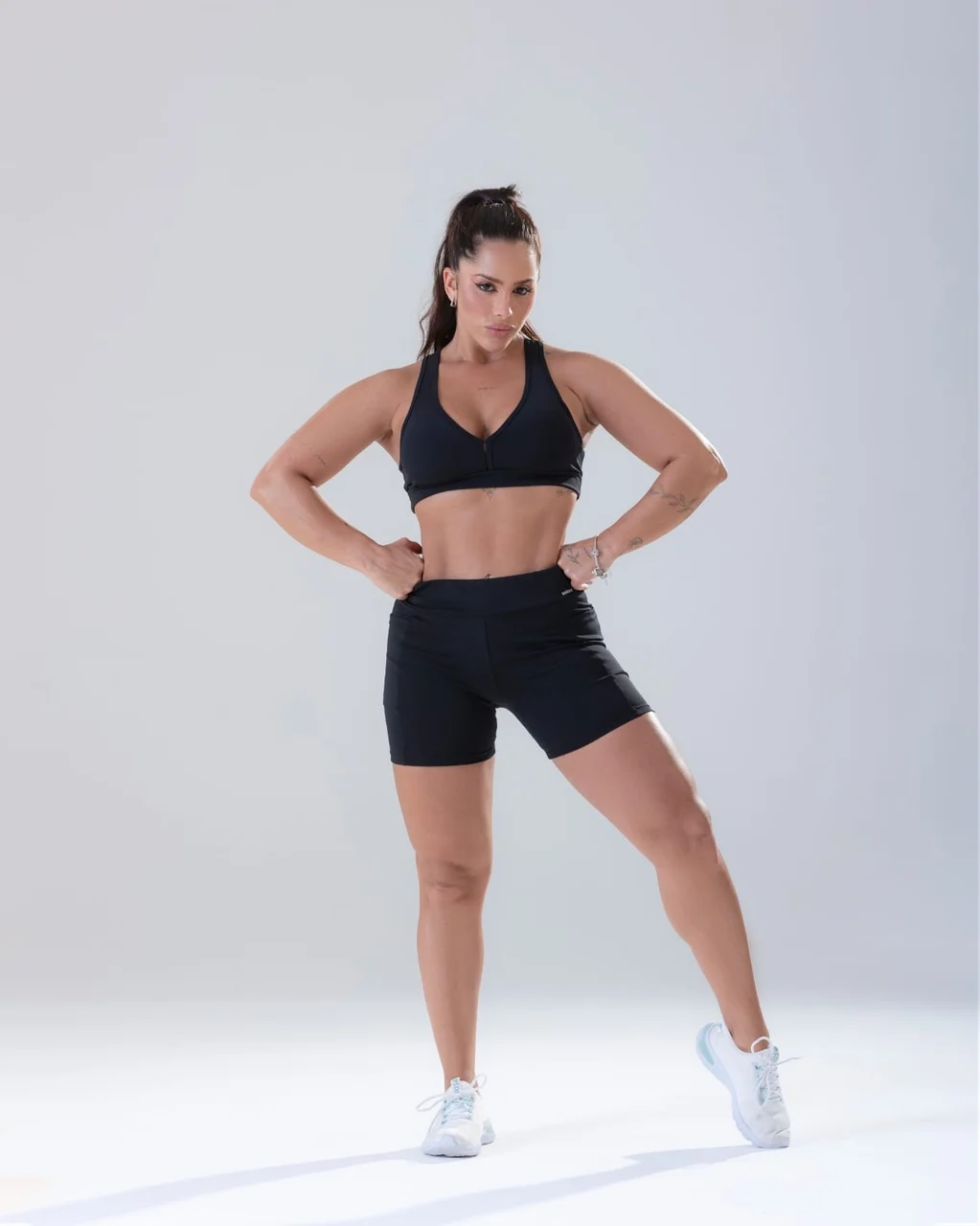 24807 SHORTS COM BOLSO LATERAL PRETO - Imagem 2