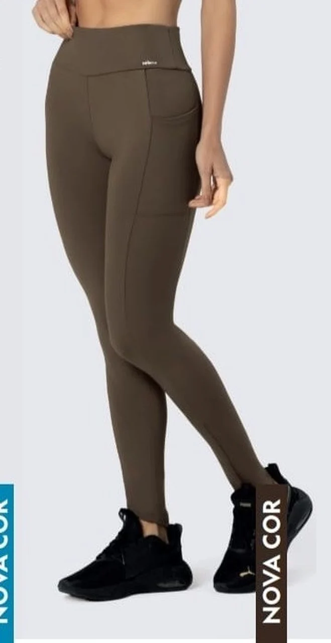 24817 LEGGING COM RECORTE E BOLSO MARROM MEDIO